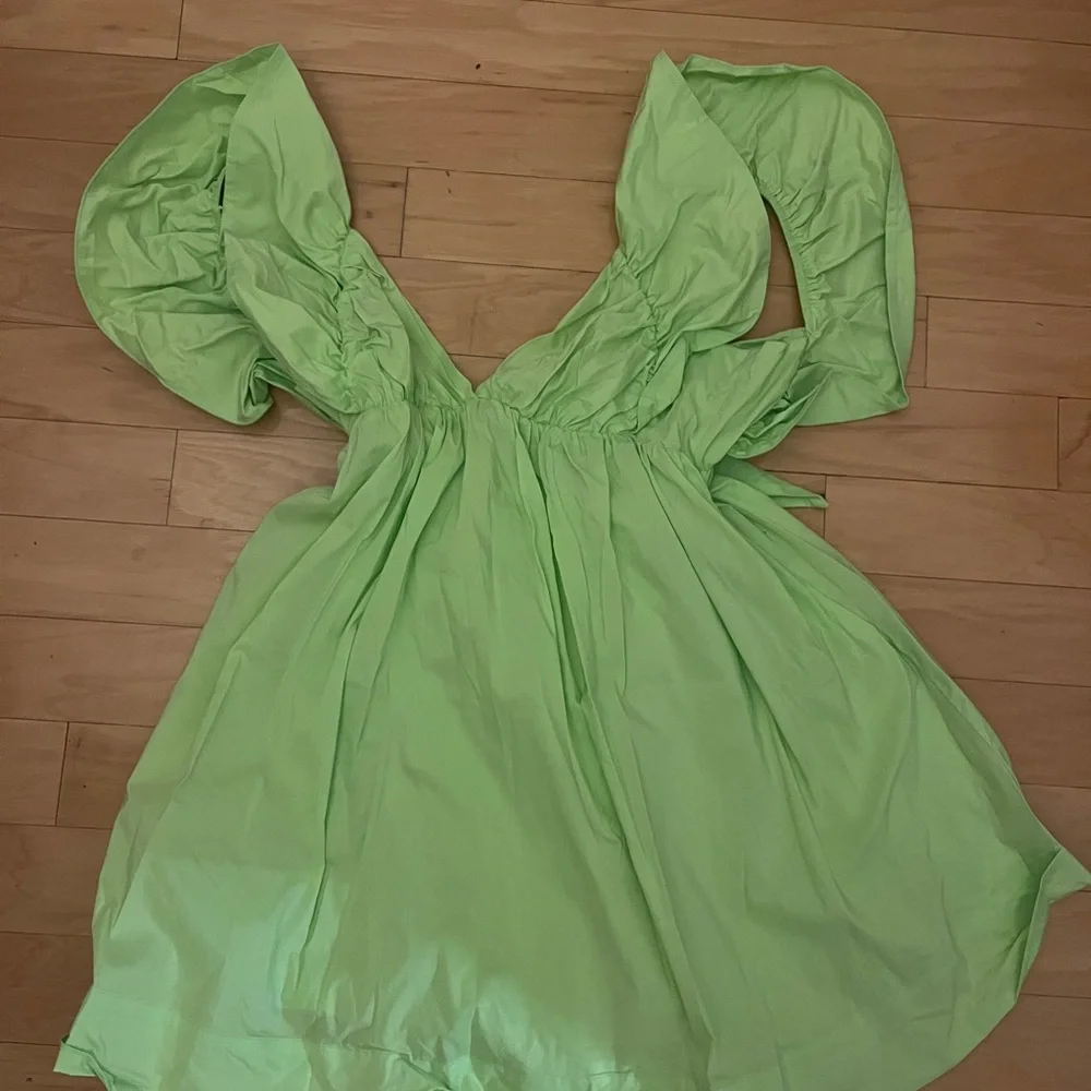 Vibrant Green Dress with Puff Sleeves - Picture 1 of 4
